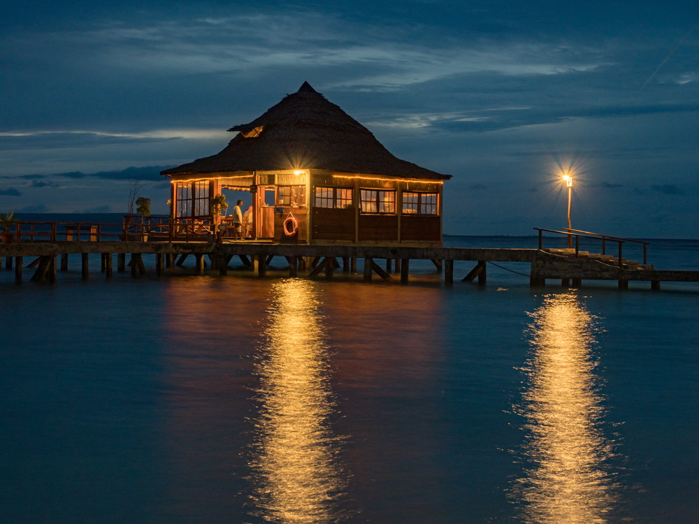 Resort Terbaik di Indonesia Lokasi Tepi Pantai dan Pemandangannya. 