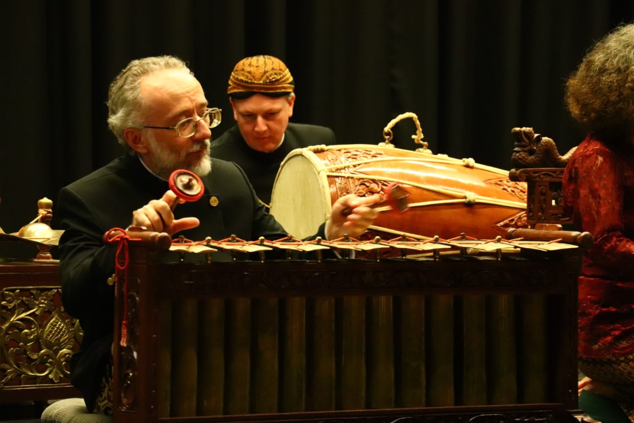 Warga Hongaria memainkan alat musik Gamelan