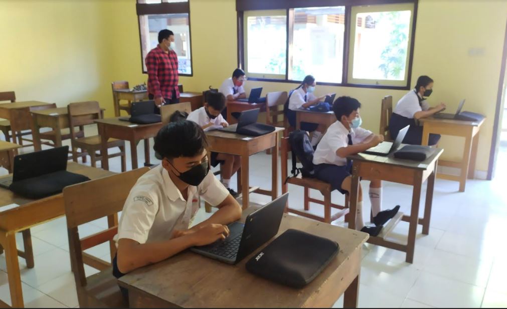 Pembelajaran berbasis teknologi di salah satu SMP wilayah Indonesia Timur (Dok. Google Indonesia)