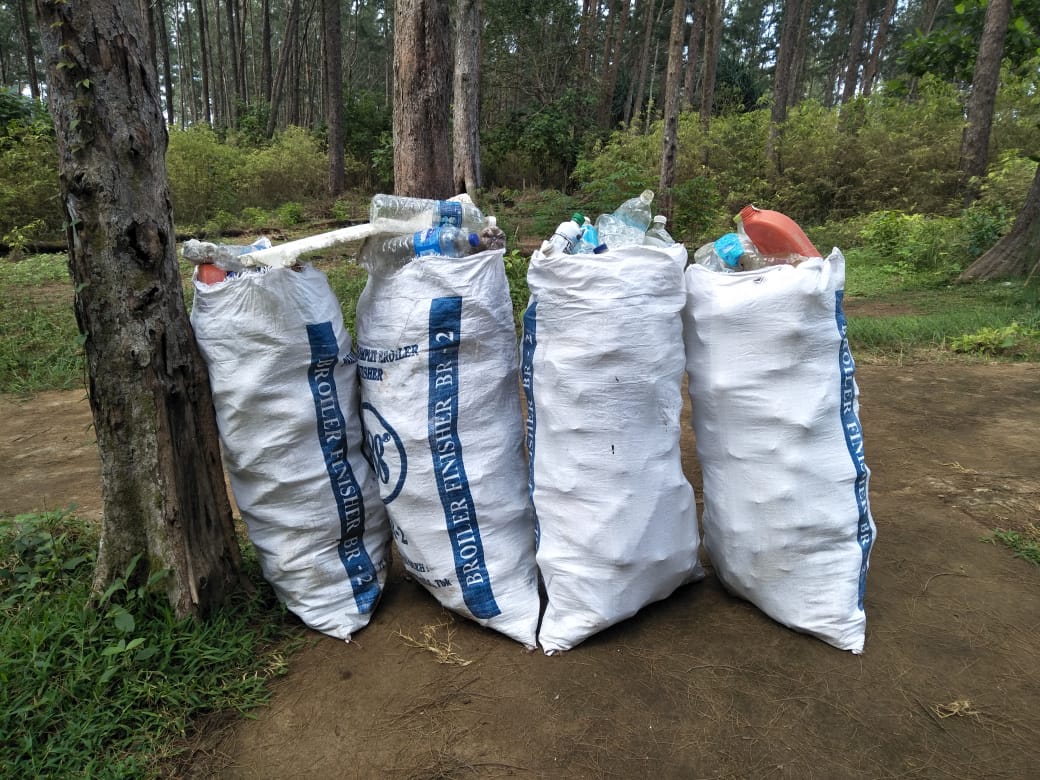 Aksi pungut sampah di hutan Kalimantan Barat | ksdae.menlhk.go.id