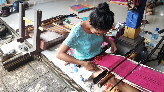 Proses pembuatan kain tenun gringsing | Foto: liputan6