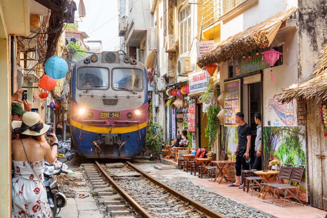 Train Street yang merupakan salah satu destinasi wisata terkenal di Hanoi Old Quarter, Hanoi, Vietnam | Shutterstock/Efired