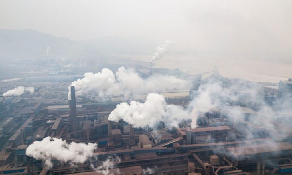 Contoh polusi udara yang menimbulkan gas rumah kaca makin banyak sehingga suhu bumi makin meningkat. | Foto : https://environment-indonesia.com/