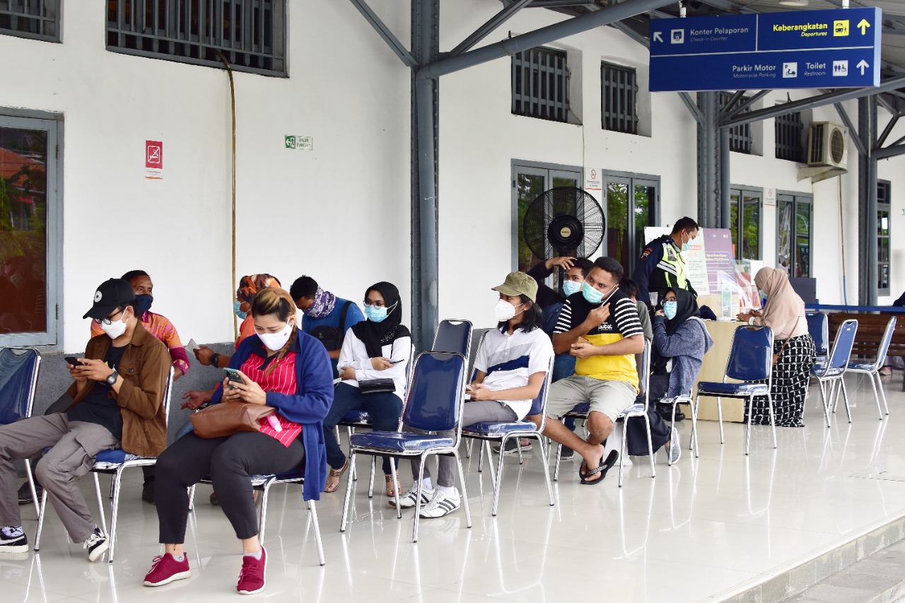Antrean calon penumpang kereta di stasiun. | Foto : Shutterstock/Debora Himawan