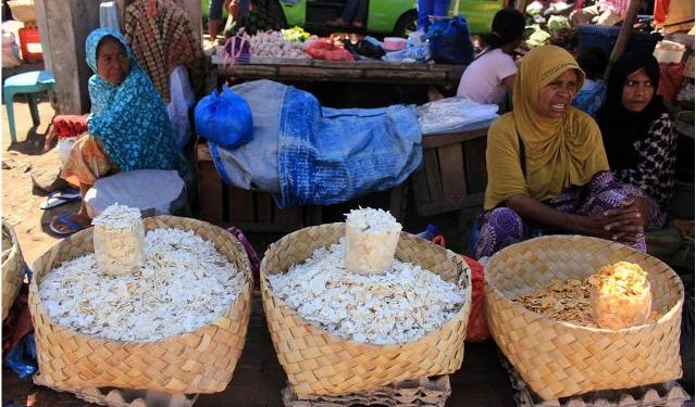Penjual Jagung Titi di Pasar Larantuka | ekorantt.com