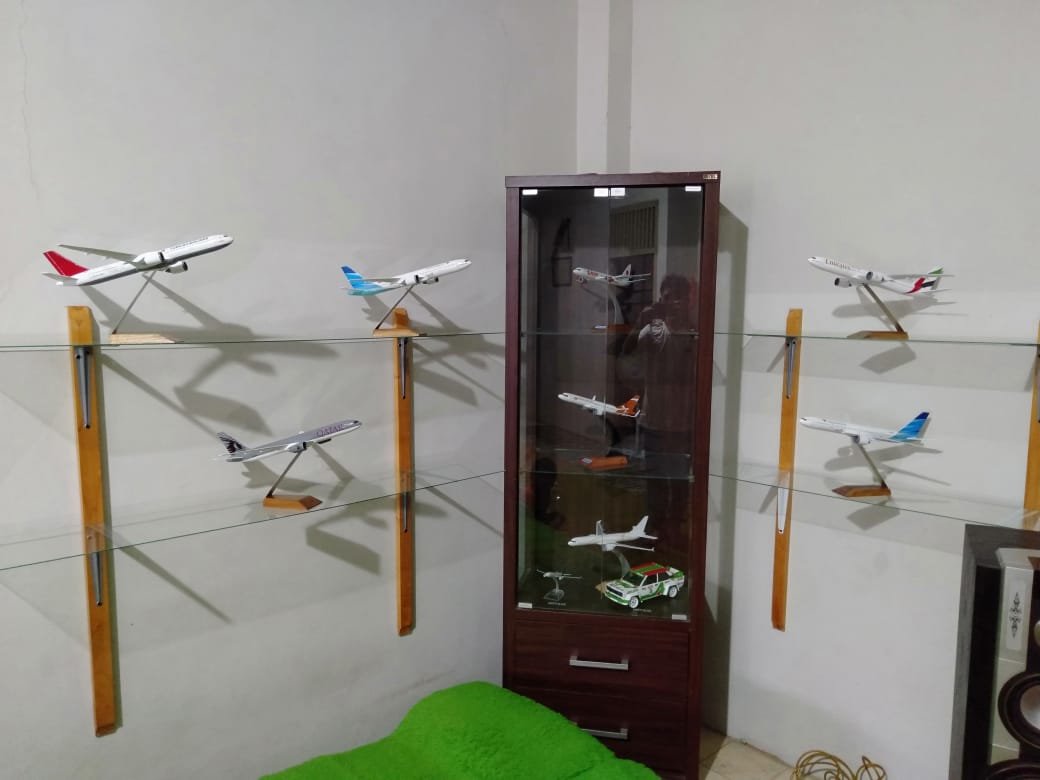 Miniatur pesawat karya Arul Ismail