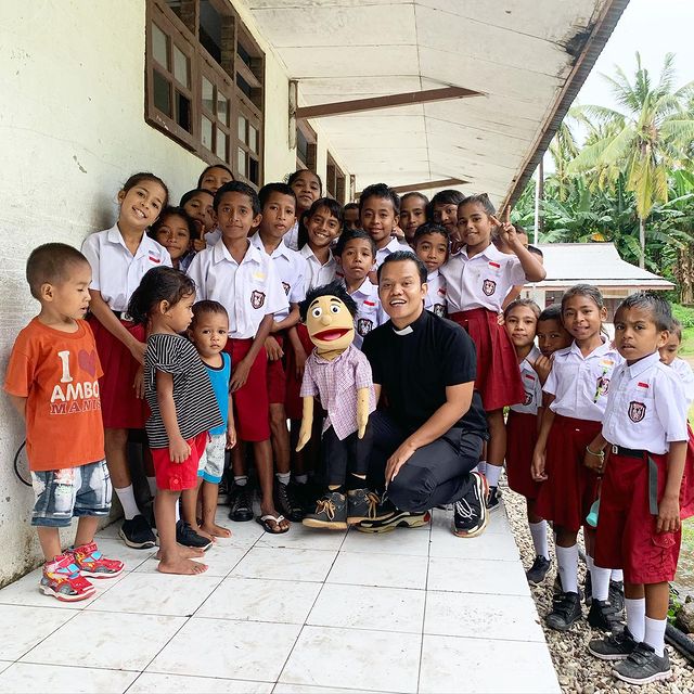 Photo Eklin bersama anak-anak di Maluku (Dok: IG Eklin)