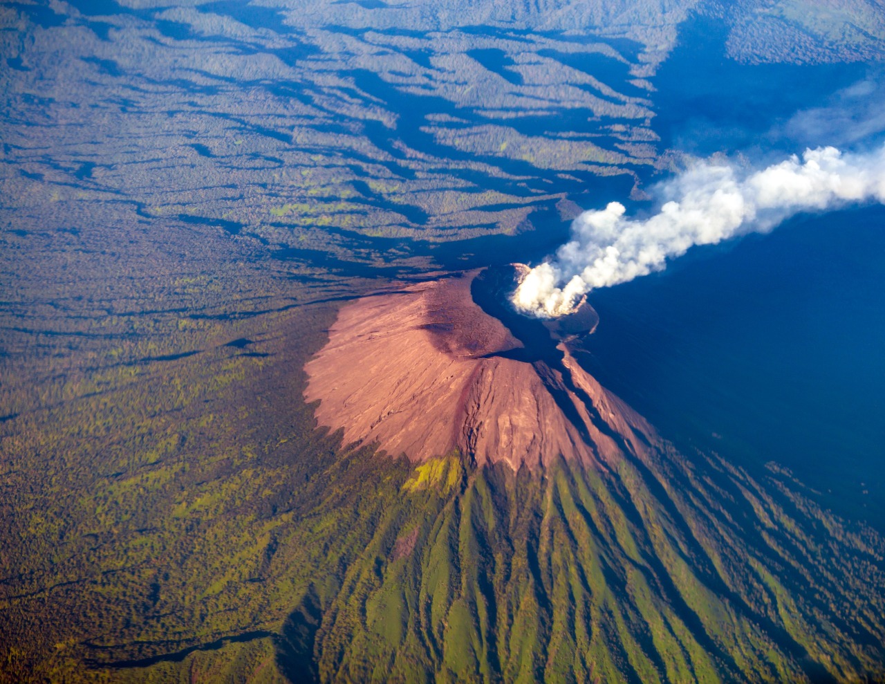 Gunung Slamet salah satu gunung berapi yang berstatus aktif. | Foto : ShutterStock/e X p o s e