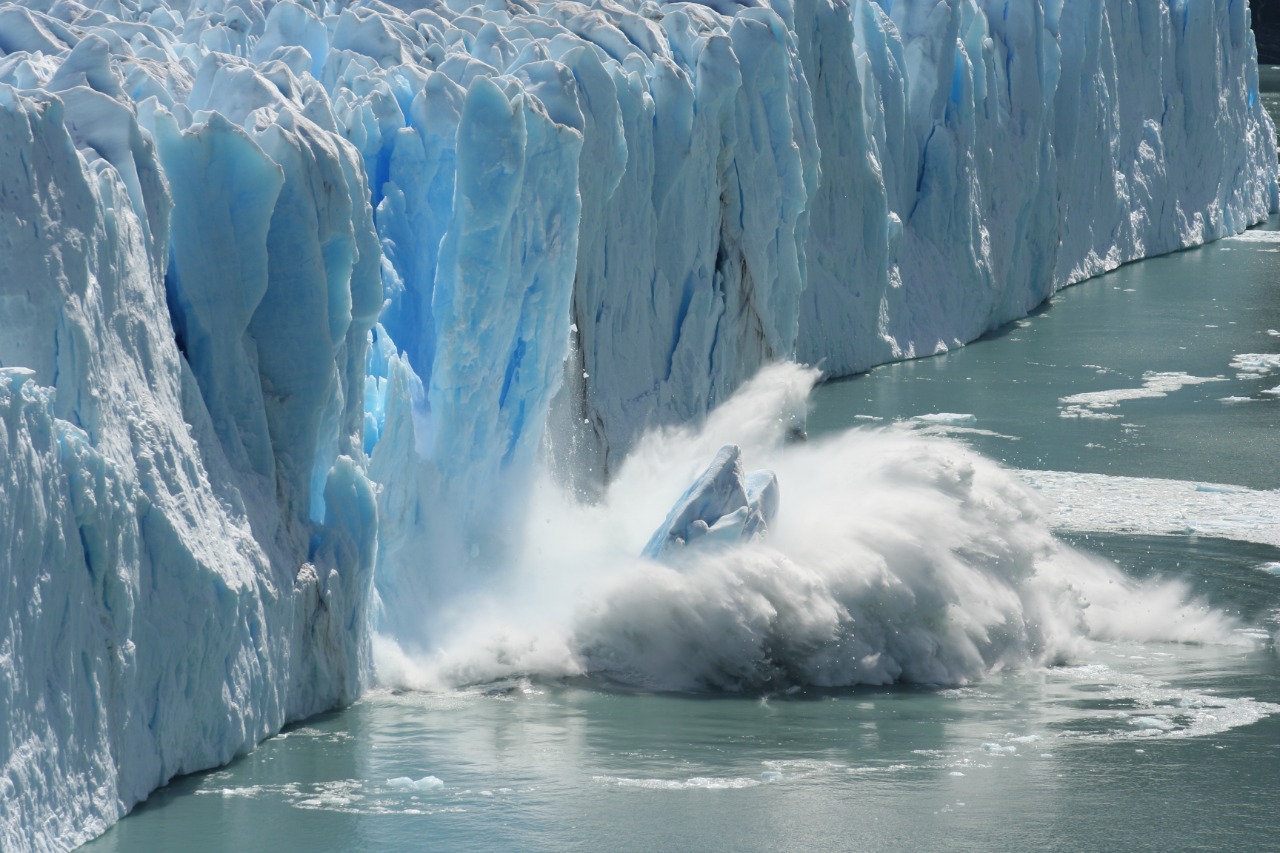 Pemanasan global menyebabkan bongkahan es meleleh. | Foto : ShutterStock/Bernhard Staehli