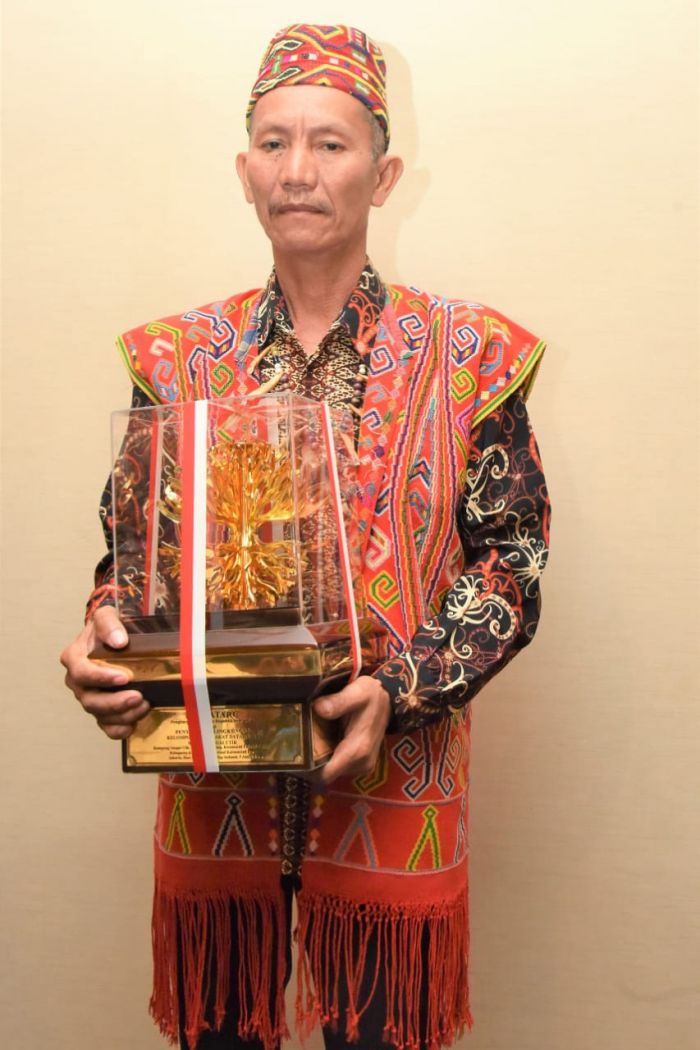 Raymandus Remang saat menerima Penghargaan Kalpataru