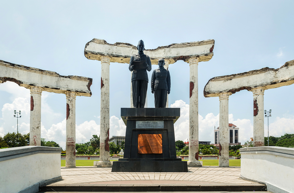 Patung Soekarno-Hatta di pintu masuk Tugu Pahlawan | @ Nadezda Murmakova Shutterstock