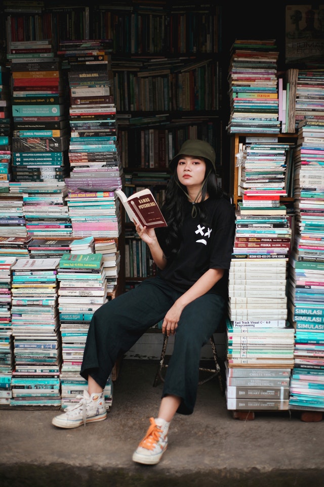 Seorang Wanita Penjaga Toko Buku | Foto: Ichad Windhiagiri/Pexels