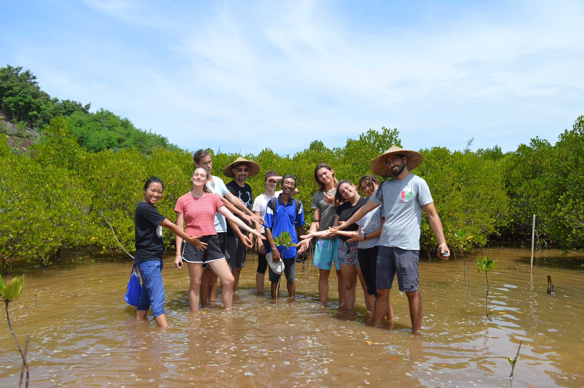 Saptoyo dan Lia Putrinda bersama para wisatawan saat melakukan ekowisata mangrove | Facebook Bhakti Alam Sendangbiru