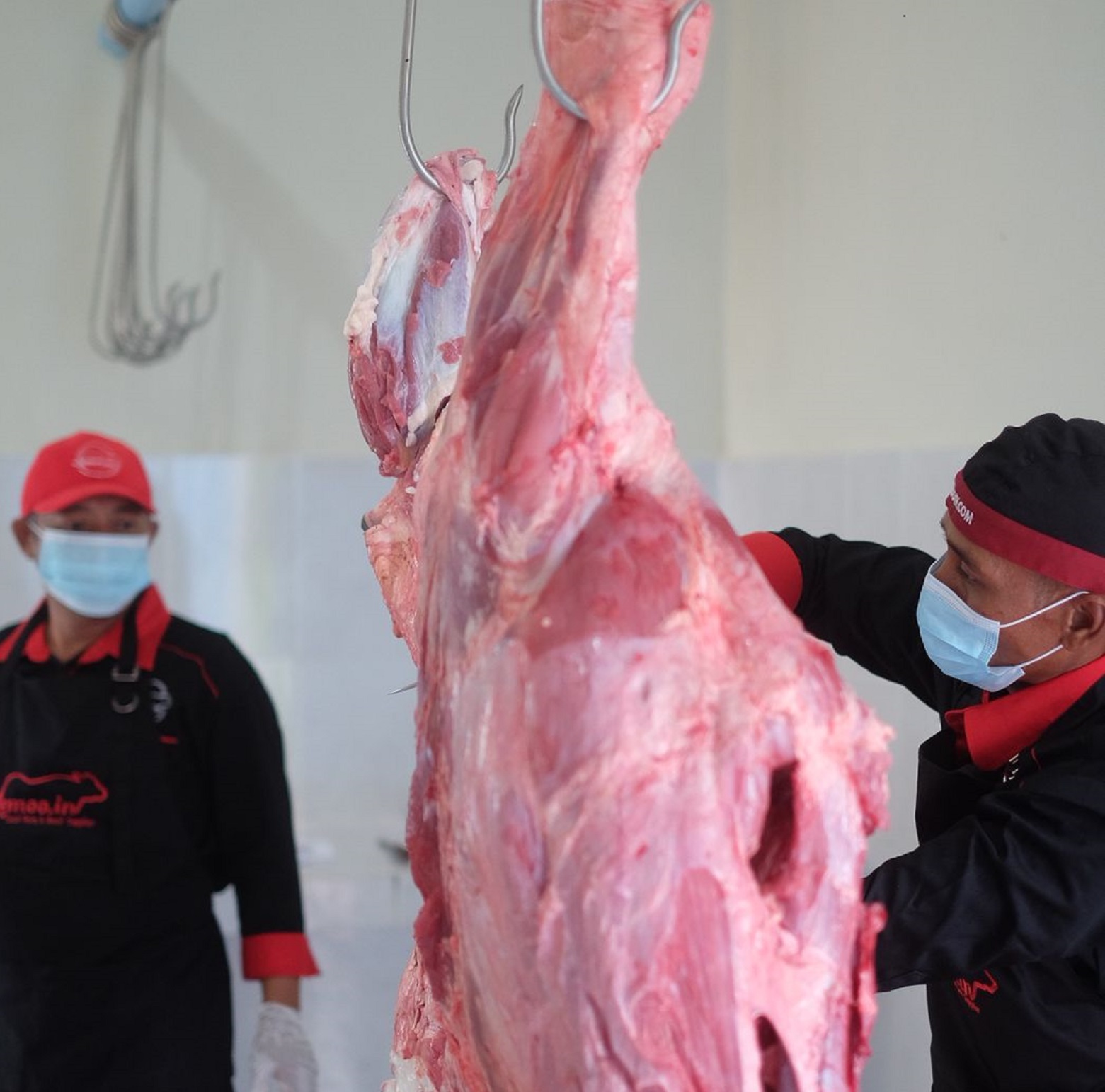 Proses pemotongan daging oleh Lemooin | Foto: Lemooin