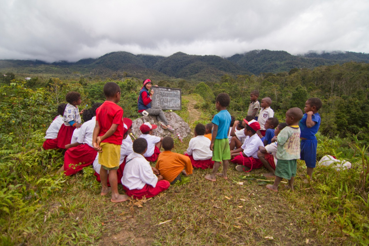 Kegiatan relawan pendidikan di Papua | Foto : ShutterStock/Muchamad Nugie