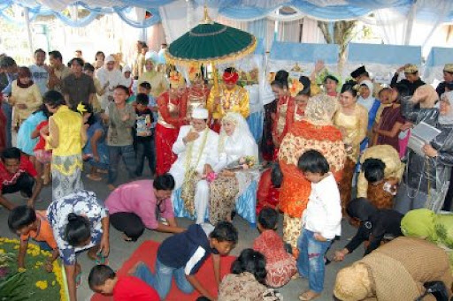 Tradisi nyawer saat pernikahan | Foto: Karangmalang Cirebon
