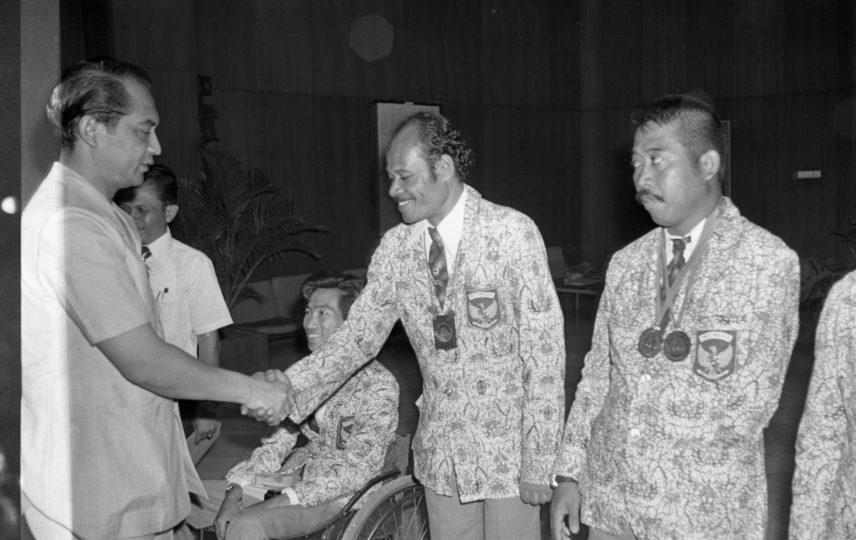 Gubernur Ali Sadikin menyambut atlet difabel Indonesia selepas Paralimpiade 1976 | Kartono Ryadi/Kompas