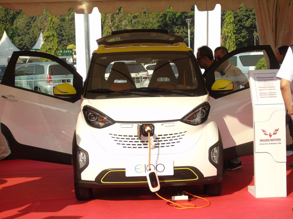 Mobil listrik buatan Wuling Motors yang dipamerkan di Monas pada 2019 | Shutterstock (Mamat Suryadi)