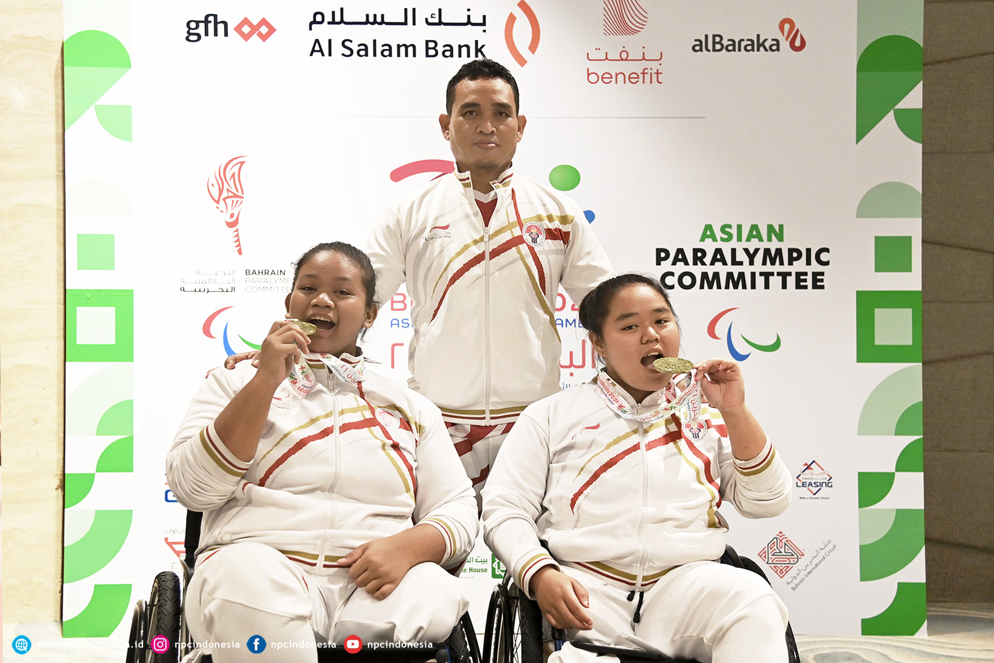 Dua atlet para powerlifting yang berhasil meraih medali emas