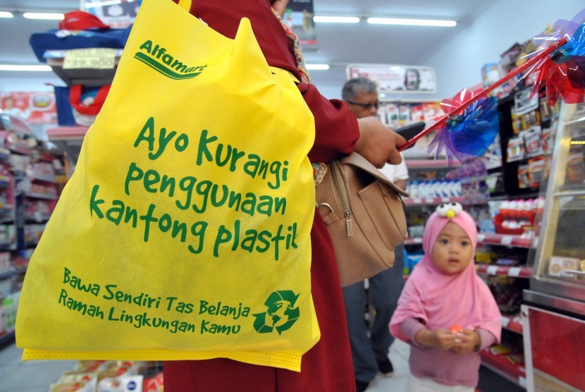 Ilustrasi warga menggunakan kantong belanja guna ulang saat berbelanja di salah satu minimarket. © Antara/Arif Firmansyah
