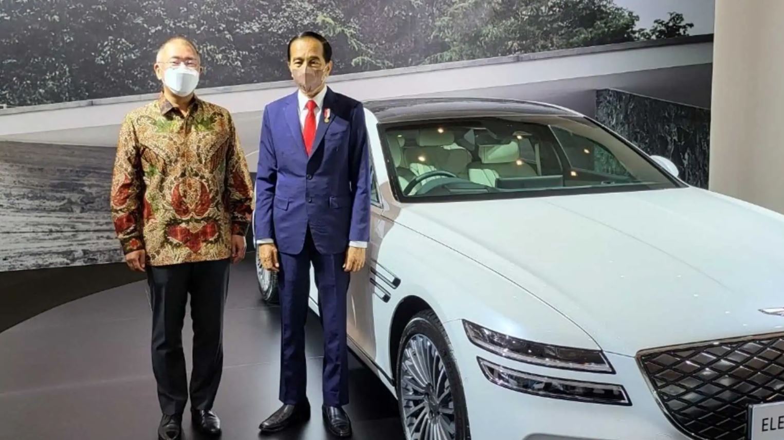 Presiden Joko Widodo bersama dengan Jay Chang berfoto bersama di depan Genesis G80