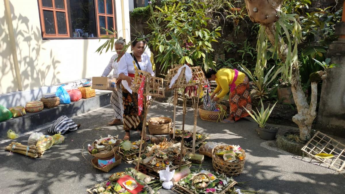 Ngayah Piodalan di Bali