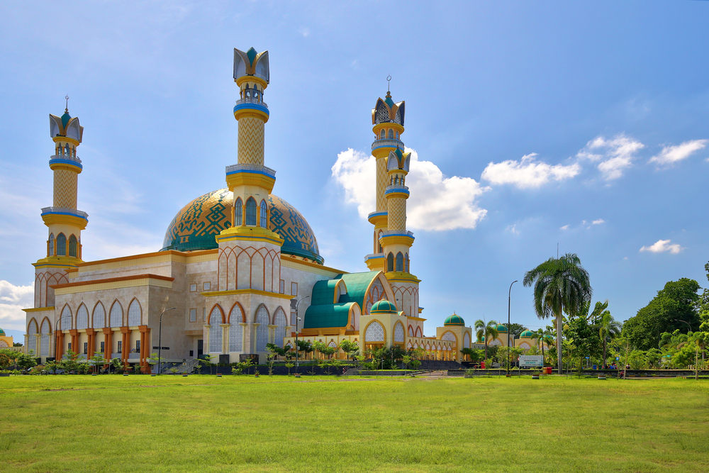  Islamic Center Mataram | @TukangPhotoStock Shutterstock 
