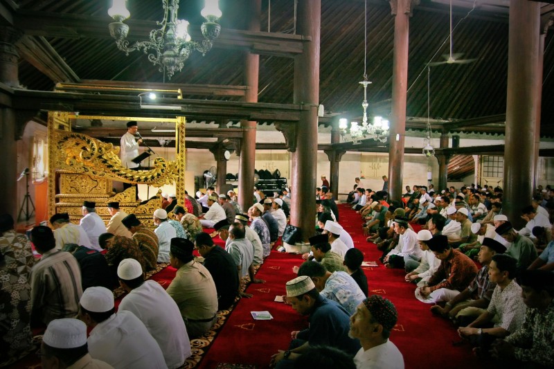 Ibadah salat di Masjid Gede Kauman