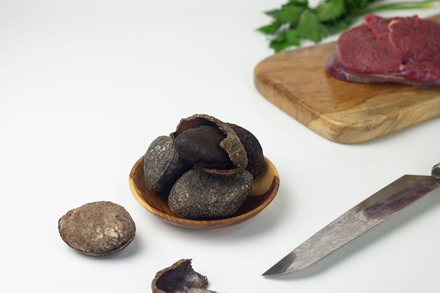 Buah pangi yang digunakan sebagai penyedap masakan dan juga untuk bumbu daging. Foto: Shutterstock