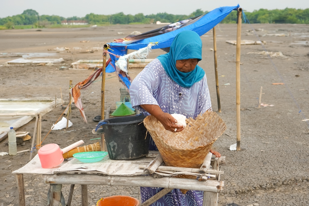  Pengolahan garam di Bledug Kuwu | @FarisFitrianto Shutterstock 