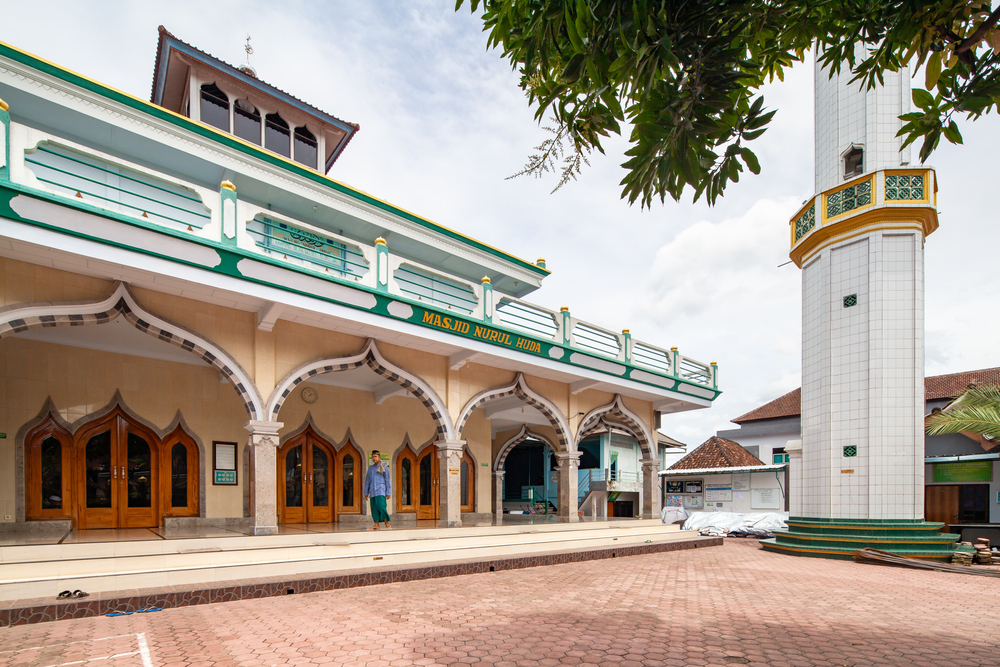 Masjid Nurul Huda bali | @nizar kauzar Shutterstock