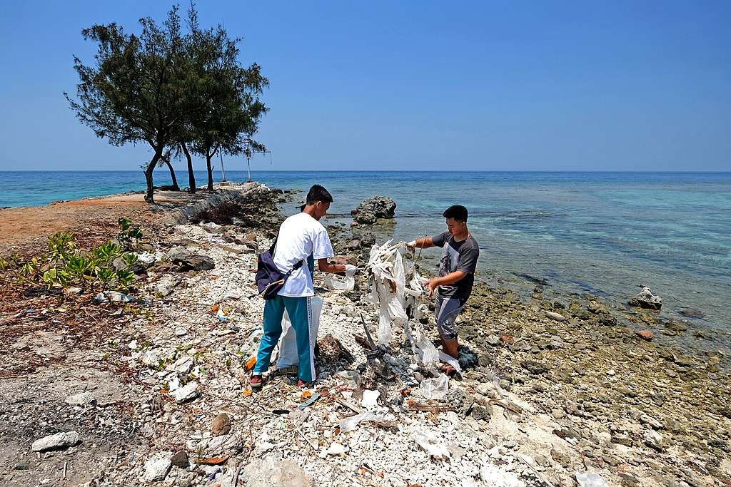 Sampah di pantai | Wikimedia Commons