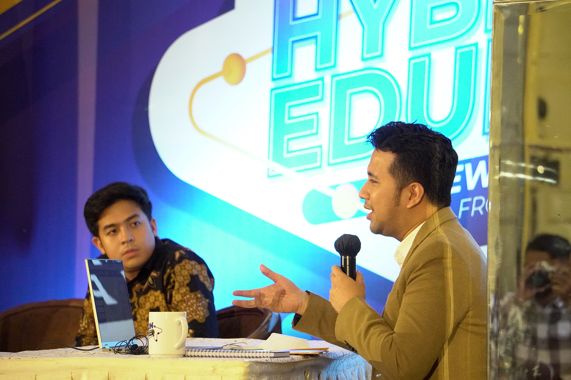 Emil Dardak dan Jerome Polin di Hybrid Edunation 2022 Surabaya | Dok. Zenius