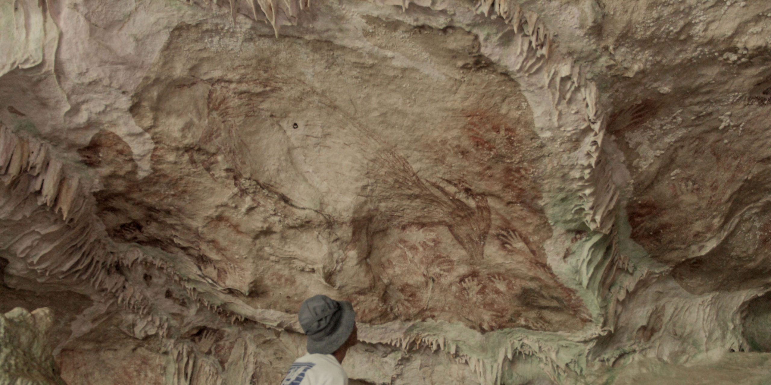 Gambar anoa di dinding Goa Uhallie yang terletak di bentangan karst Maros – Pangkep – Bone. Tim arkeolog BPCB Sulawesi Selatan sedang monitoring. Foto: Eko Rusdianto