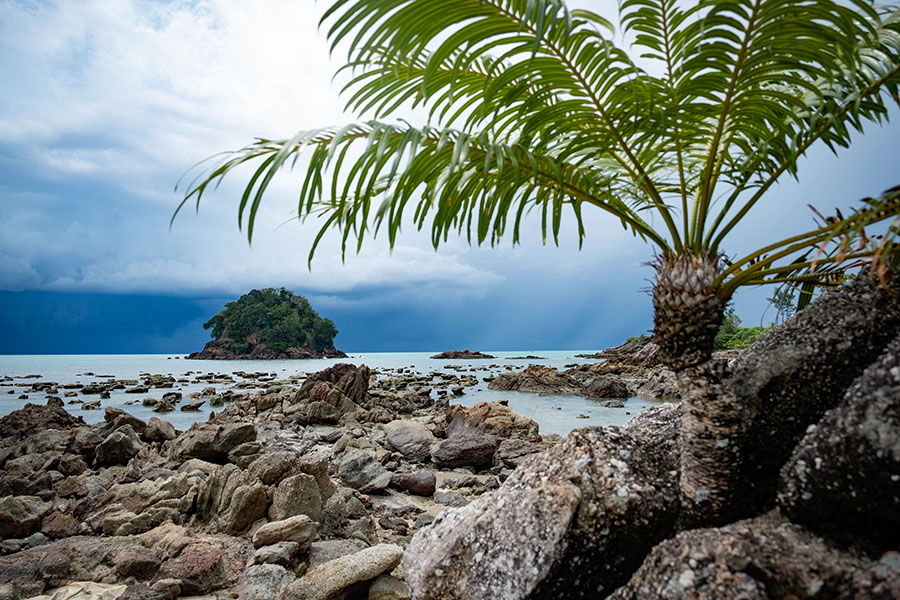 Batuan granit di Pantai Tuing, Bangka Barat, ini usianya sekitar 250 juta tahun lalu. Foto: Nopri Ismi