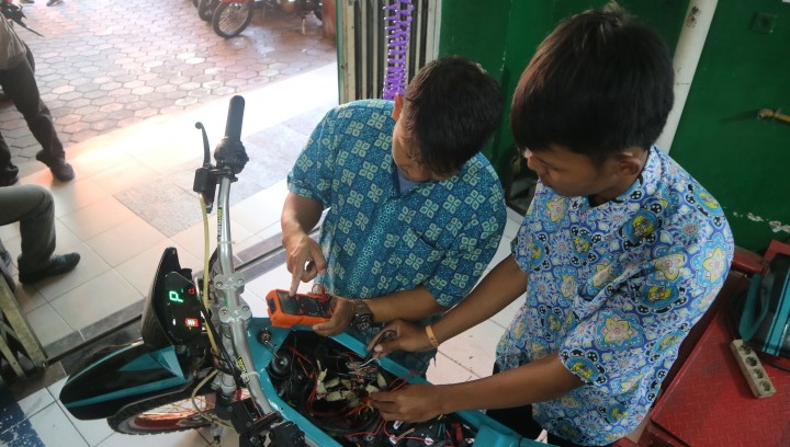 Siswa SMK di Malang rakit dan produksi motor trail listrik sendiri. | Dok. Avirista/MPI