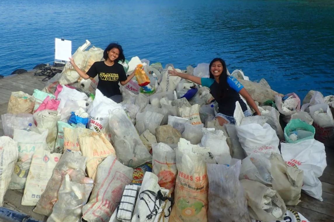 Tenia dalam aksi memungut sampah laut | diverscleanaction.org