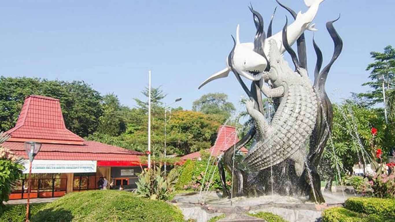 Patung Hiu dan Buaya di Kebun Binatang Surabaya