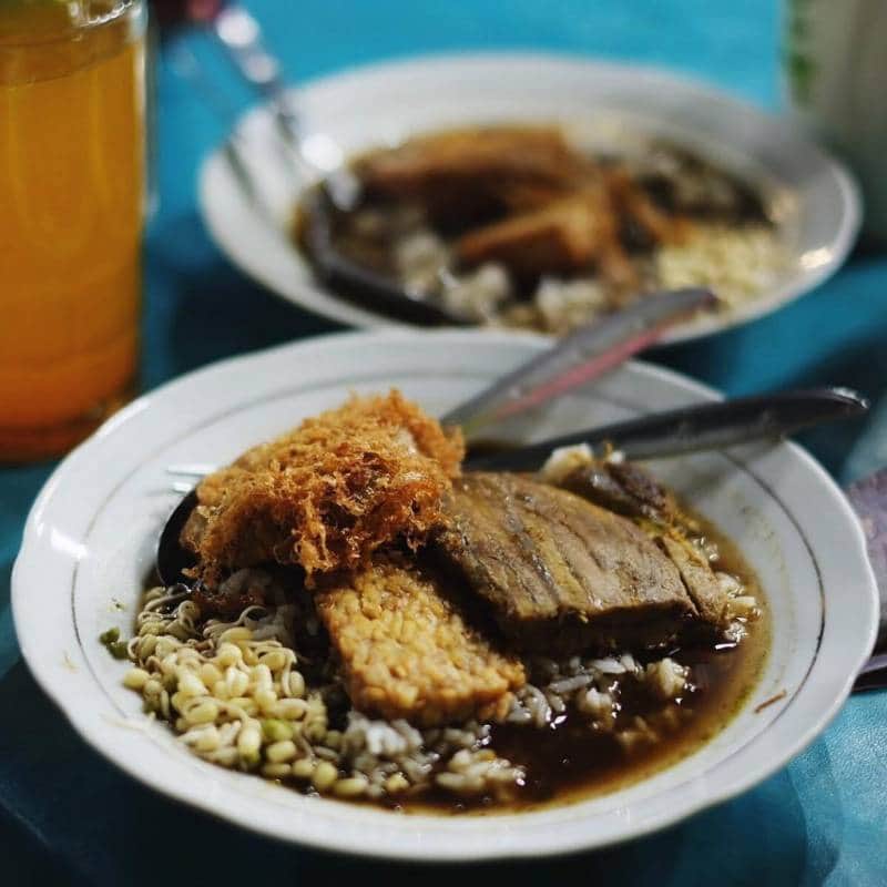 Rawon yang menjadi ikon makanan khas Surabaya yang gurih dengan potongan daging sapi serta kuah kaya akan rempah.
