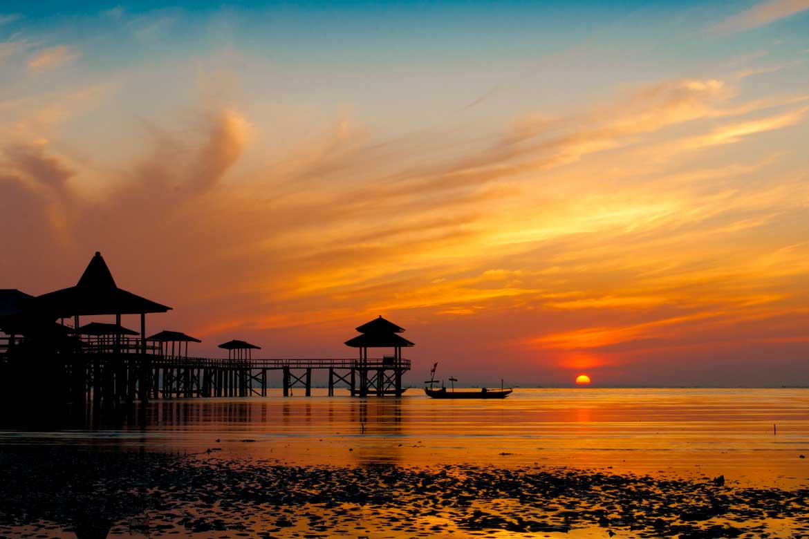 Sunset di Pantai Kenjeran Kota Surabaya