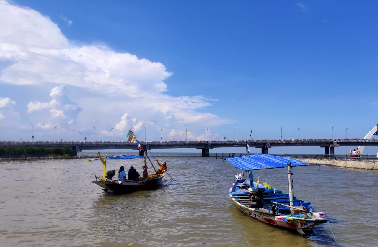 Wisata Perahu Di Pantai Kenjeran Kota Surabaya