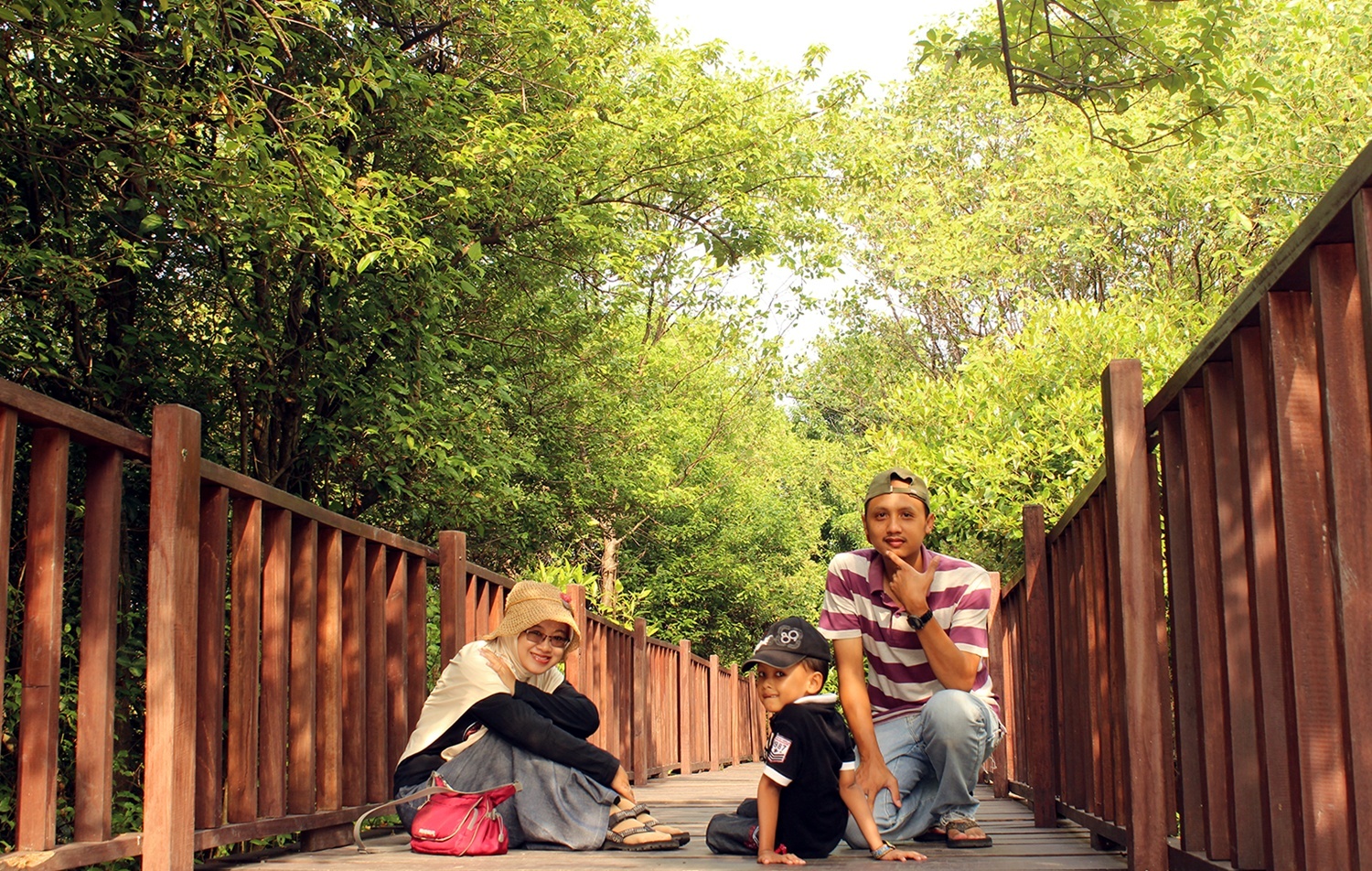 Hutan Wisata Mangrove Wonorejo yang menggabungkan wisata rekreasi dan edukasi di Surabaya