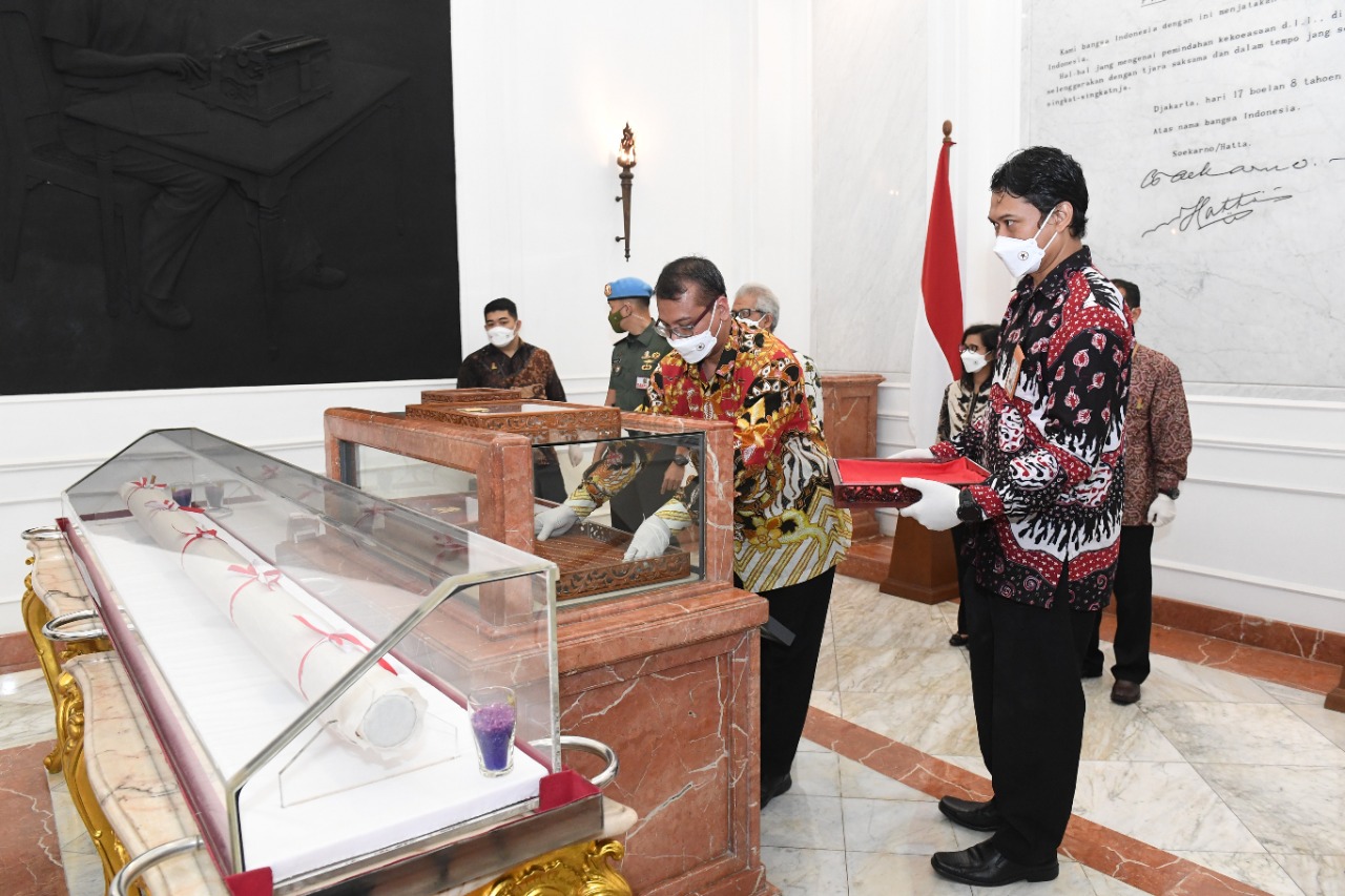 Perlakuan khusus pada Bendera Pusaka Indonesia saat Kirab Pusaka pada Upacara Kemerdekaan