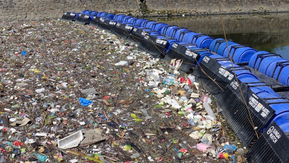 Trash barrier/penghalang sampah dari komunitas Sungai Watch | sungaiwatch.com