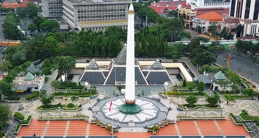 Tugu Pahlawan dan Museum 10 November yang dibangun untuk mengenang jasa pahlawan pada Pertempuran Surabaya