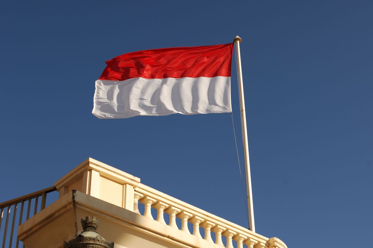 Bendera Monaco yang memiliki kesamaan dengan Sang Saka Merah Putih 