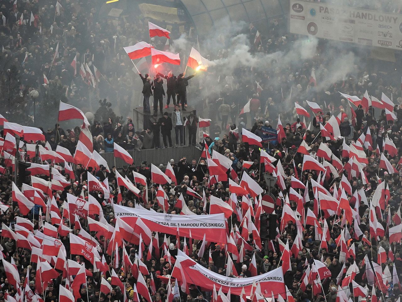 Bendera Polandia yang memiliki kemiripan dengan Sang Saka Merah Putih