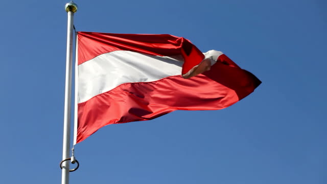 Bendera Austria yang memiliki kemiripan dengan Sang Saka Merah Putih