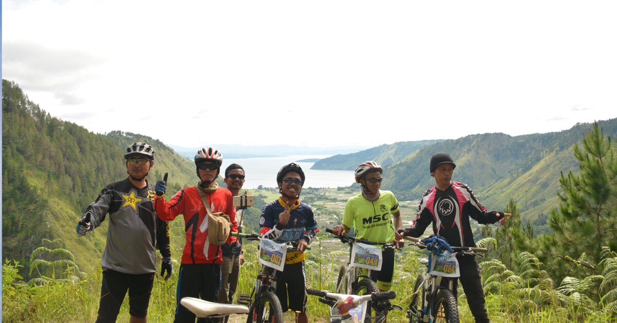 Bersepeda di Danau Toba (@Kemenpar)