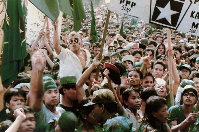 Suasana Pemilu 1977 pemilihan umum presiden dan wakil presiden RI yang dilakukan dengan fusi partai PDI dan PPP dengan Golkar